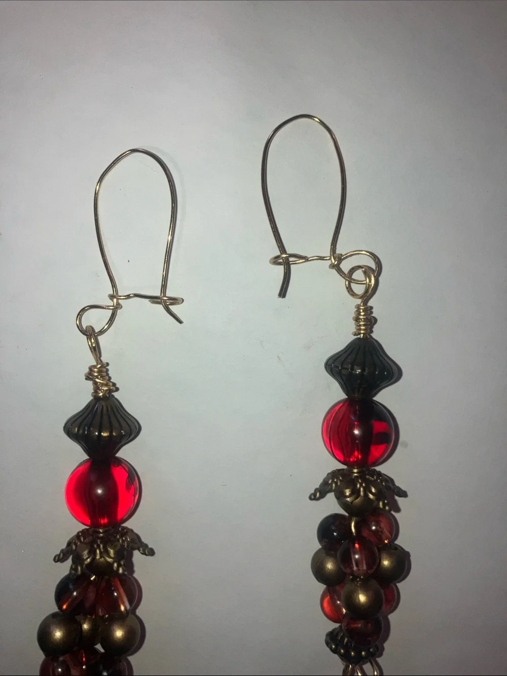 Handcrafted upcycled vintage long wire pierced red and bronze bead earrings - Picture 5 of 5